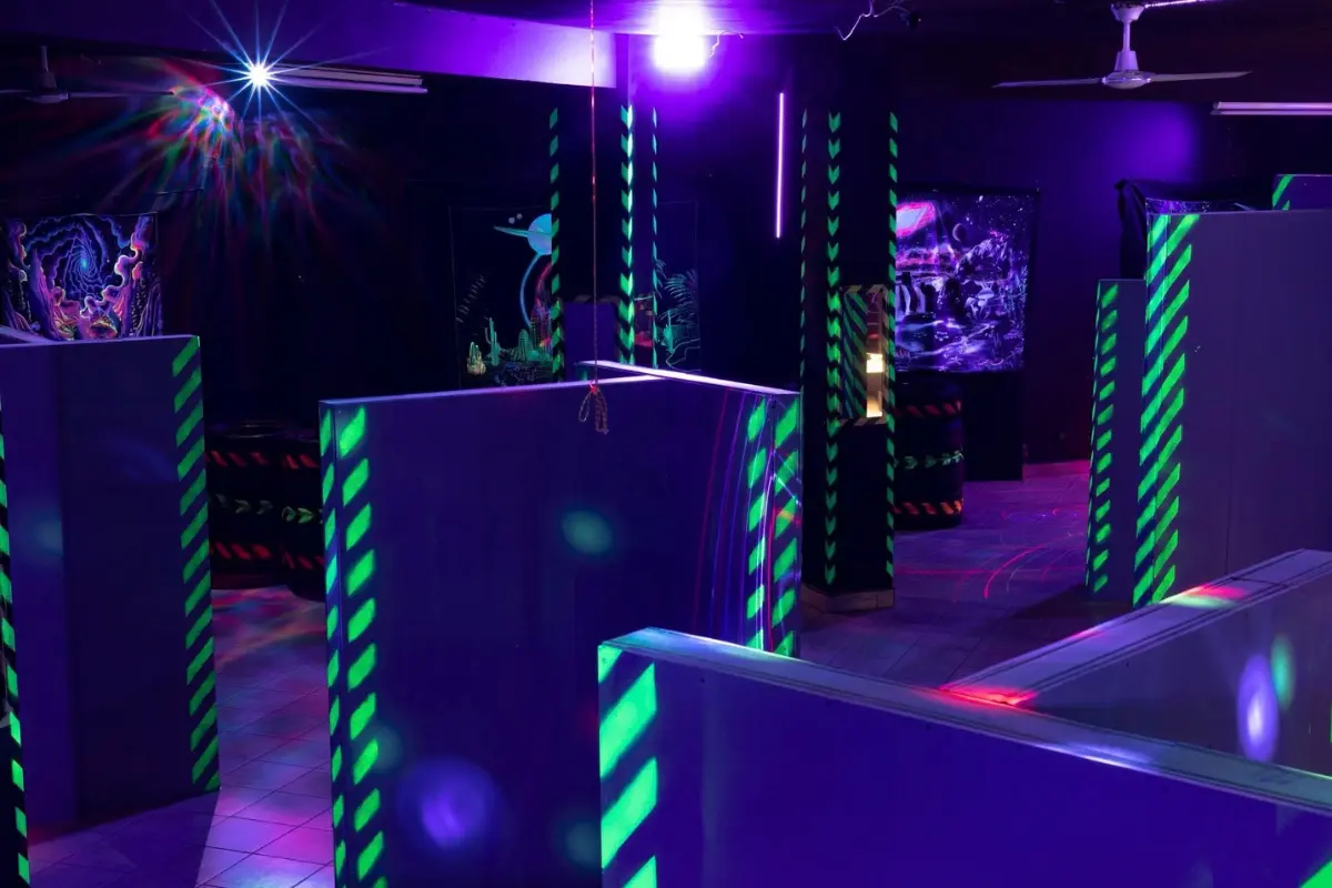 Wnętrze areny laser tag w Turku